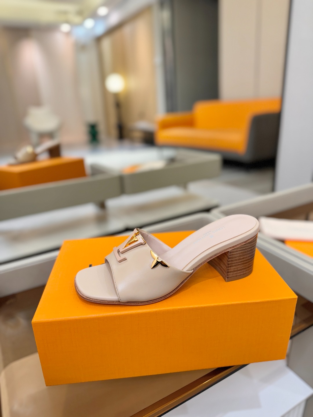 L✔️家 春夏款专柜走秀官网系列、同步更新、完美楦型+大V扣电镀两层设计、再现经典、工艺及其复杂、走路不