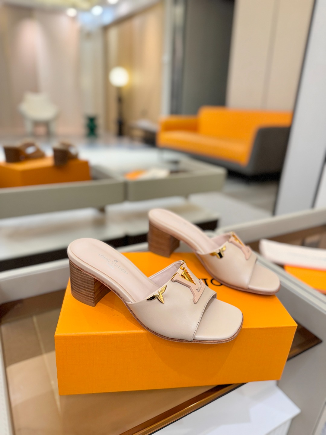 L✔️家 春夏款专柜走秀官网系列、同步更新、完美楦型+大V扣电镀两层设计、再现经典、工艺及其复杂、走路不