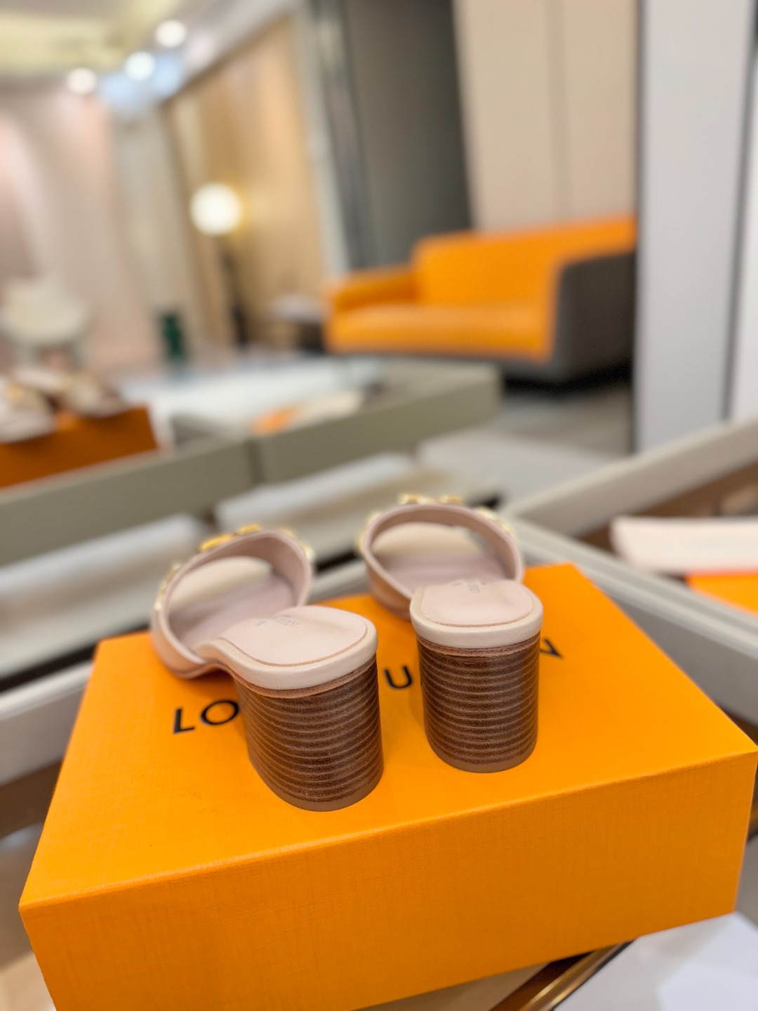 L✔️家 春夏款专柜走秀官网系列、同步更新、完美楦型+大V扣电镀两层设计、再现经典、工艺及其复杂、走路不