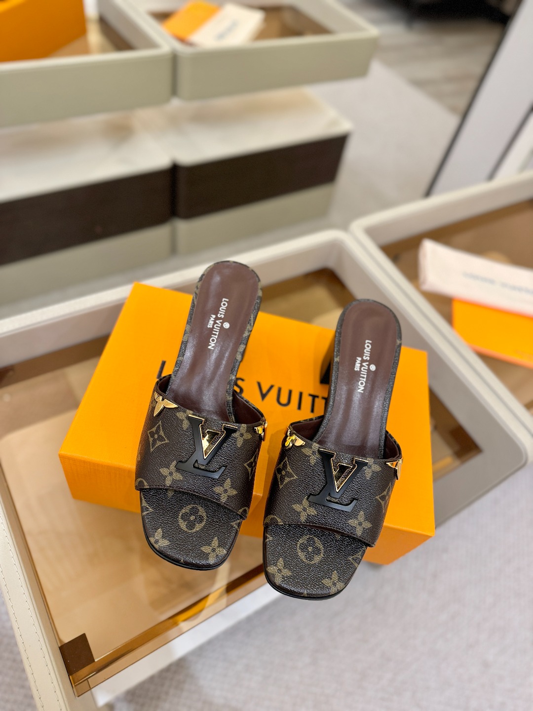 L✔️家 春夏款专柜走秀官网系列、同步更新、完美楦型+大V扣电镀两层设计、再现经典、工艺及其复杂、走路不