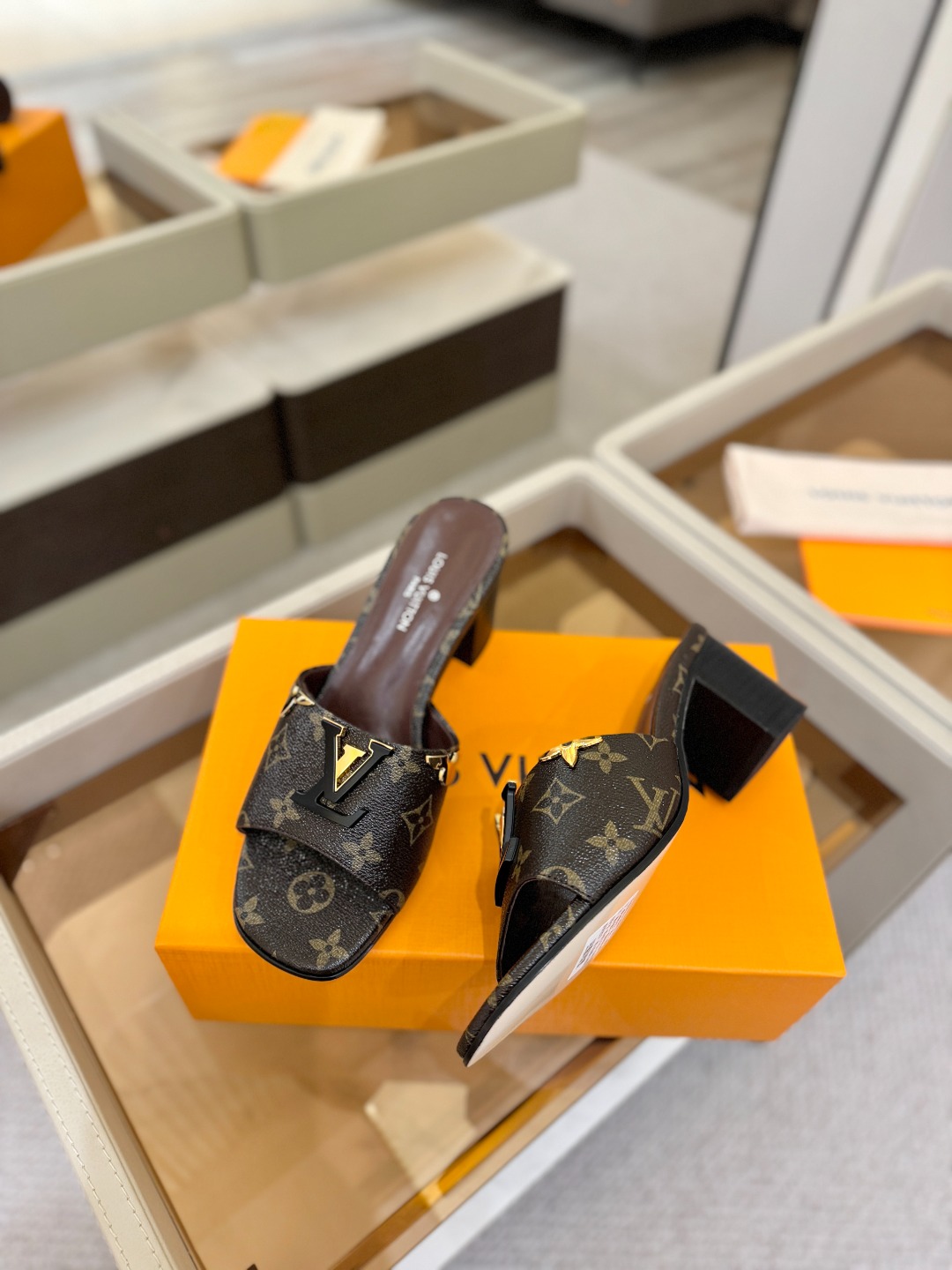 L✔️家 春夏款专柜走秀官网系列、同步更新、完美楦型+大V扣电镀两层设计、再现经典、工艺及其复杂、走路不