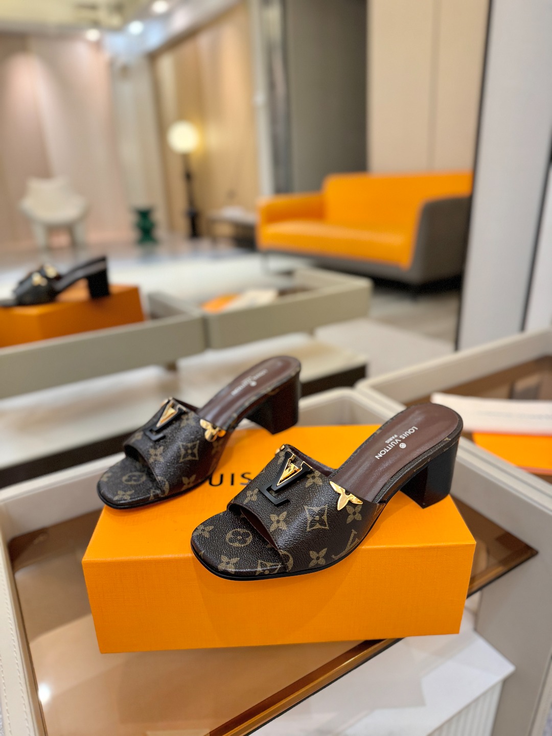 L✔️家 春夏款专柜走秀官网系列、同步更新、完美楦型+大V扣电镀两层设计、再现经典、工艺及其复杂、走路不