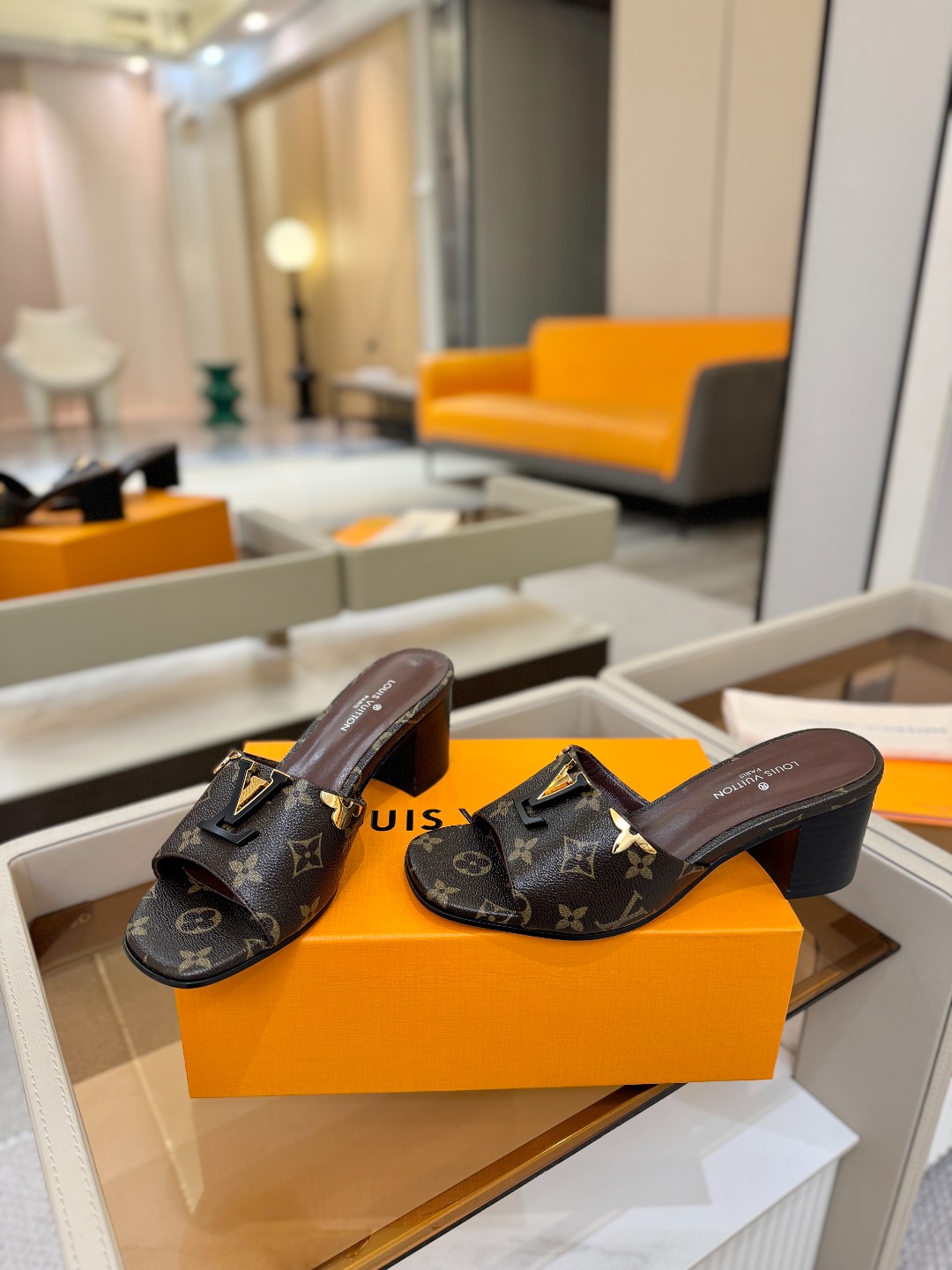 L✔️家 春夏款专柜走秀官网系列、同步更新、完美楦型+大V扣电镀两层设计、再现经典、工艺及其复杂、走路不