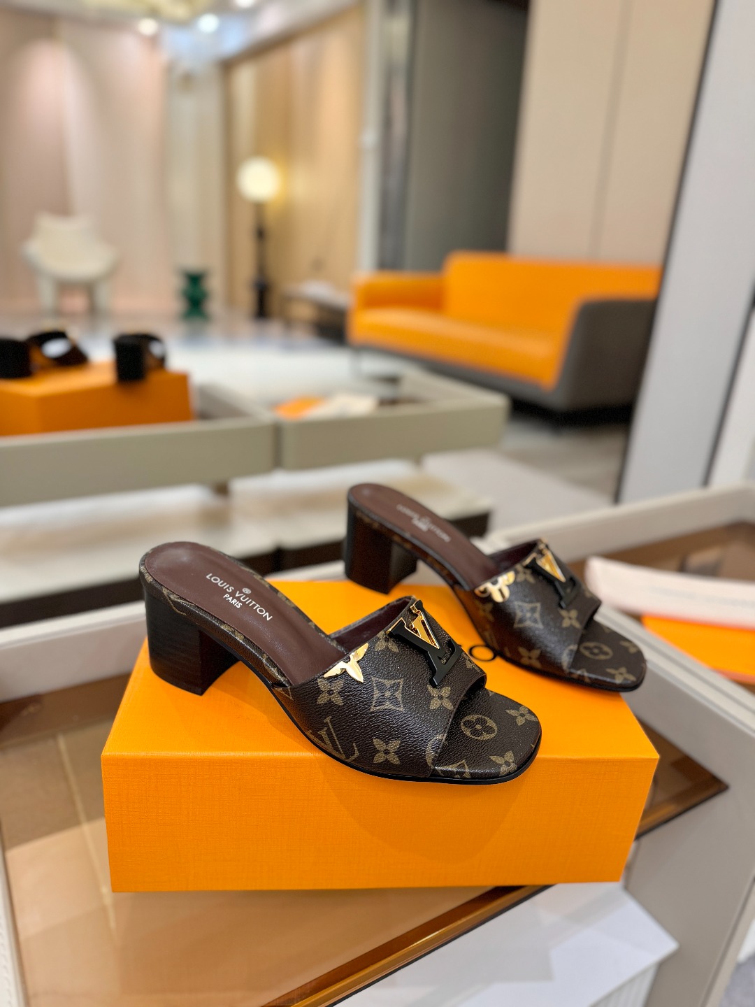 L✔️家 春夏款专柜走秀官网系列、同步更新、完美楦型+大V扣电镀两层设计、再现经典、工艺及其复杂、走路不