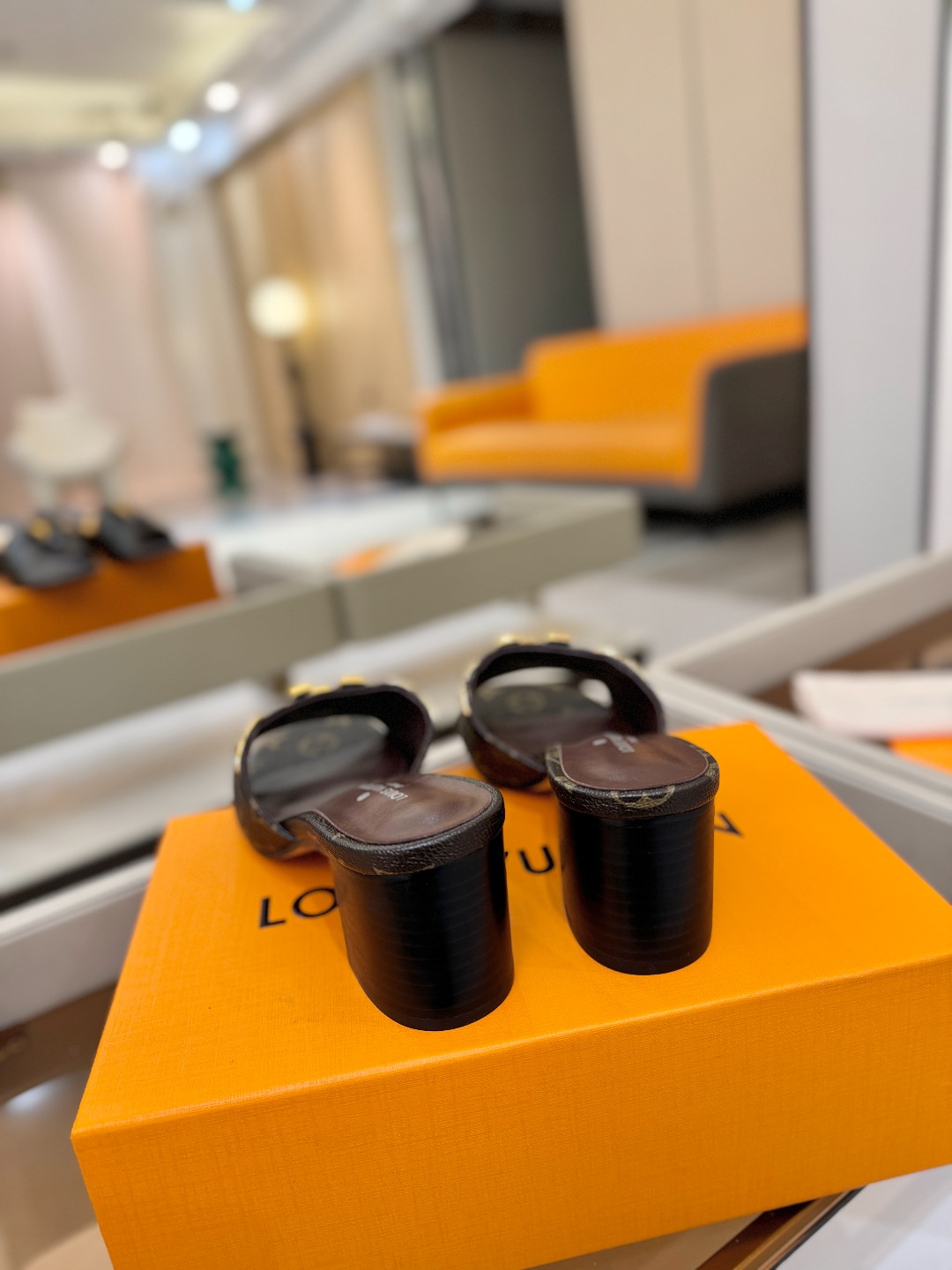 L✔️家 春夏款专柜走秀官网系列、同步更新、完美楦型+大V扣电镀两层设计、再现经典、工艺及其复杂、走路不