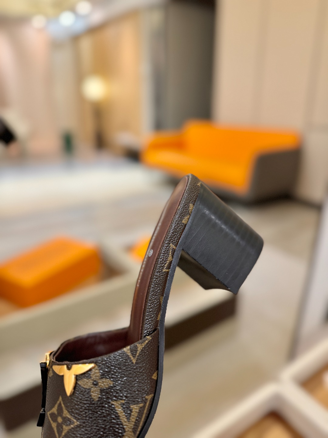 L✔️家 春夏款专柜走秀官网系列、同步更新、完美楦型+大V扣电镀两层设计、再现经典、工艺及其复杂、走路不