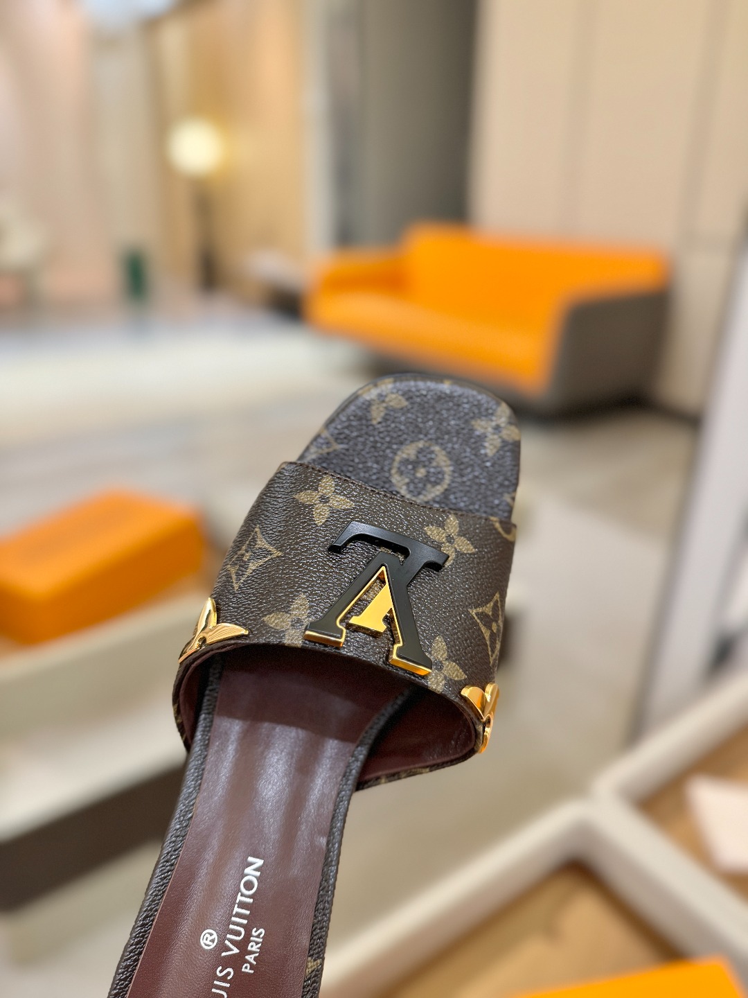 L✔️家 春夏款专柜走秀官网系列、同步更新、完美楦型+大V扣电镀两层设计、再现经典、工艺及其复杂、走路不