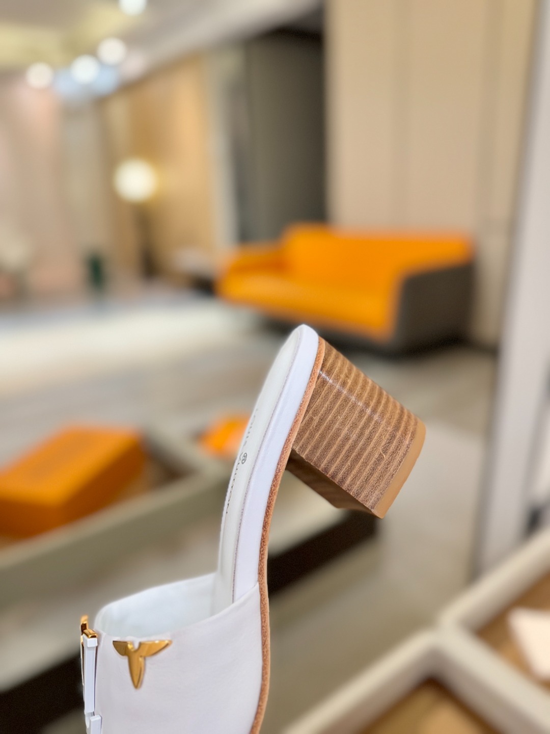 L✔️家 春夏款专柜走秀官网系列、同步更新、完美楦型+大V扣电镀两层设计、再现经典、工艺及其复杂、走路不