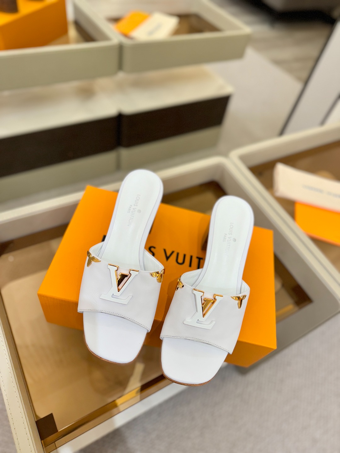 L✔️家 春夏款专柜走秀官网系列、同步更新、完美楦型+大V扣电镀两层设计、再现经典、工艺及其复杂、走路不