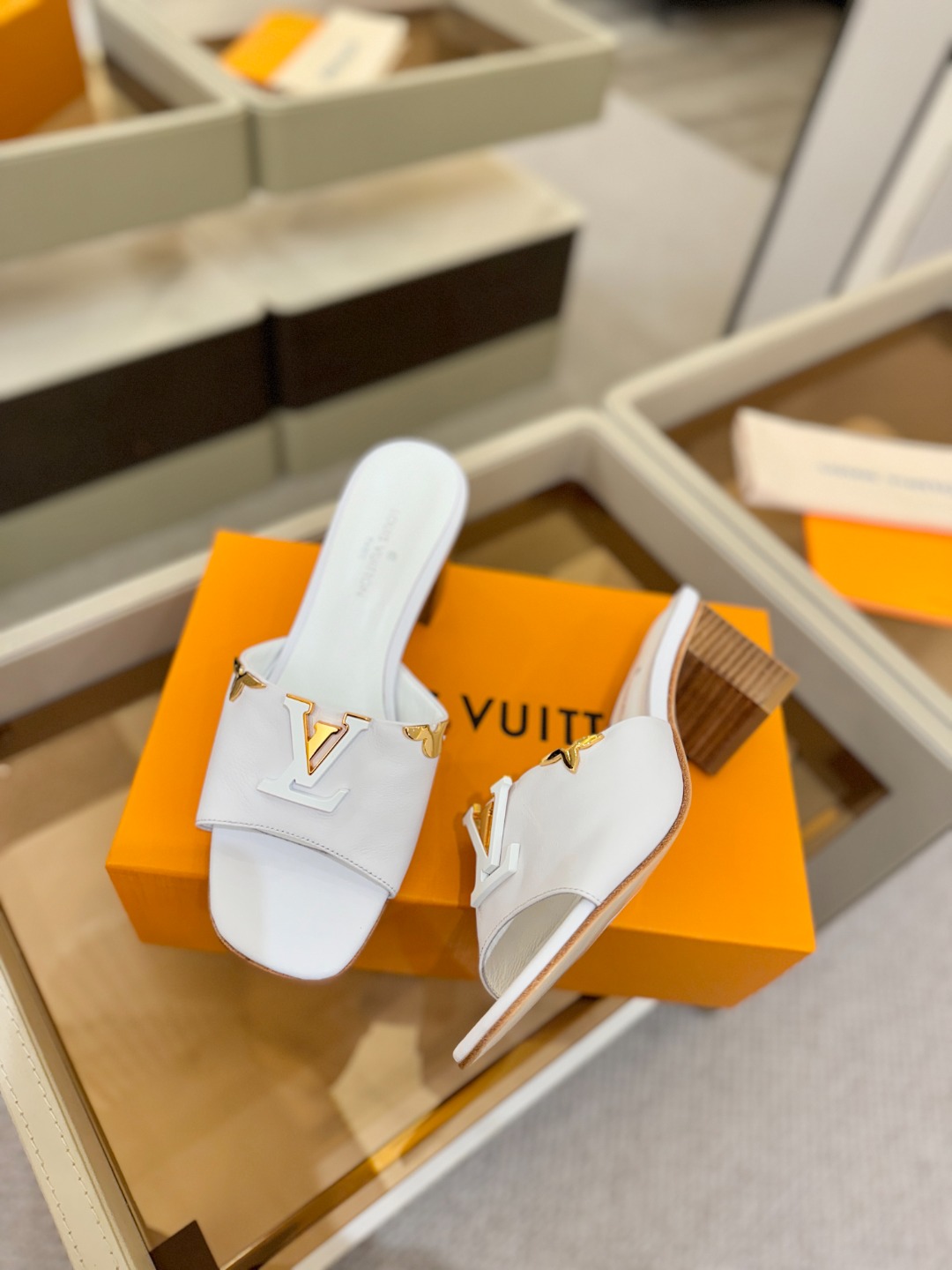 L✔️家 春夏款专柜走秀官网系列、同步更新、完美楦型+大V扣电镀两层设计、再现经典、工艺及其复杂、走路不