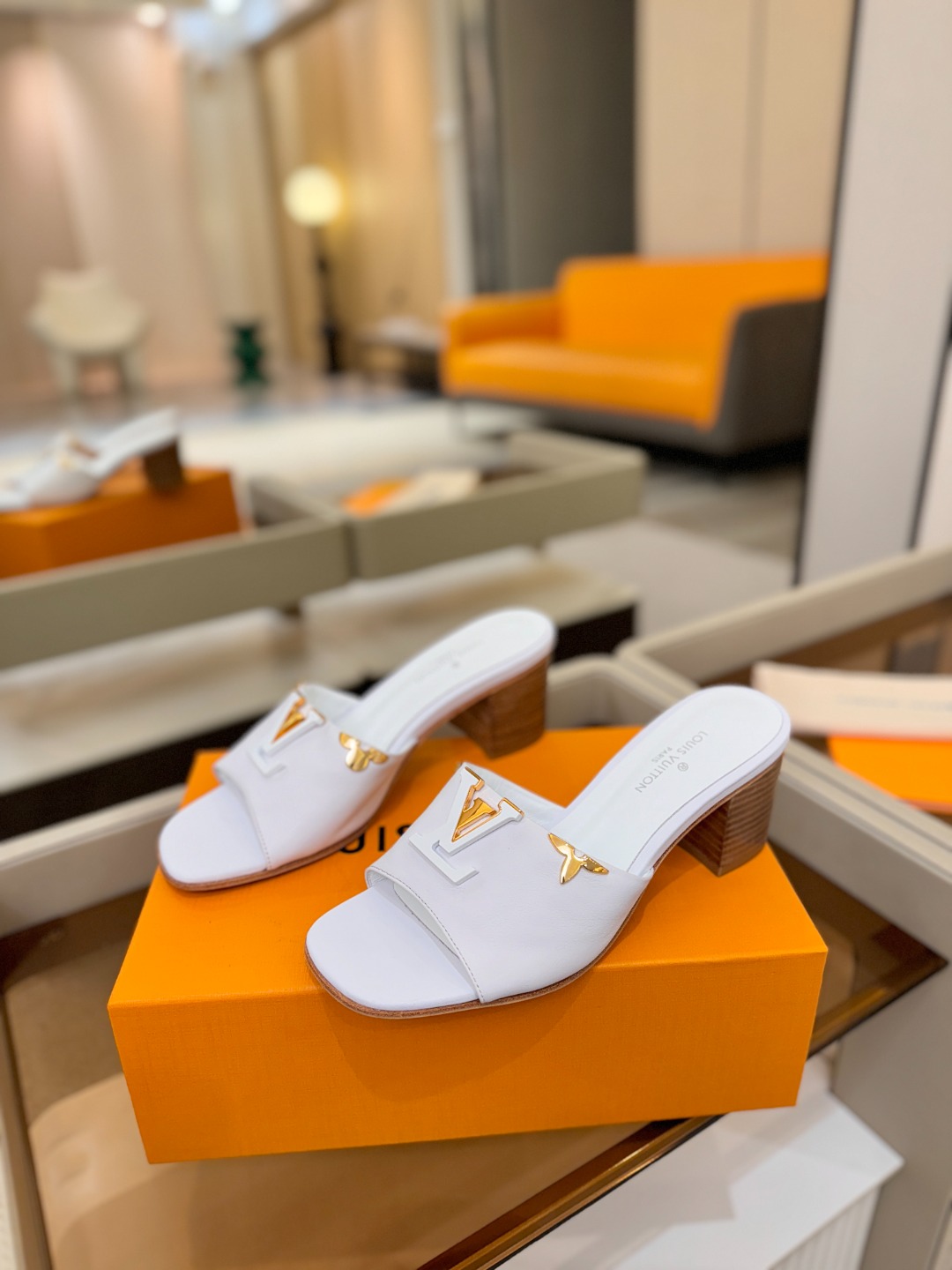 L✔️家 春夏款专柜走秀官网系列、同步更新、完美楦型+大V扣电镀两层设计、再现经典、工艺及其复杂、走路不