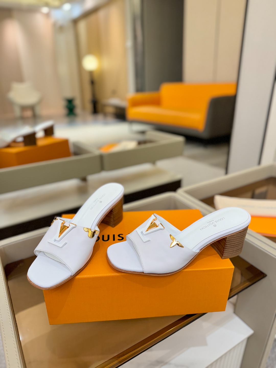 L✔️家 春夏款专柜走秀官网系列、同步更新、完美楦型+大V扣电镀两层设计、再现经典、工艺及其复杂、走路不