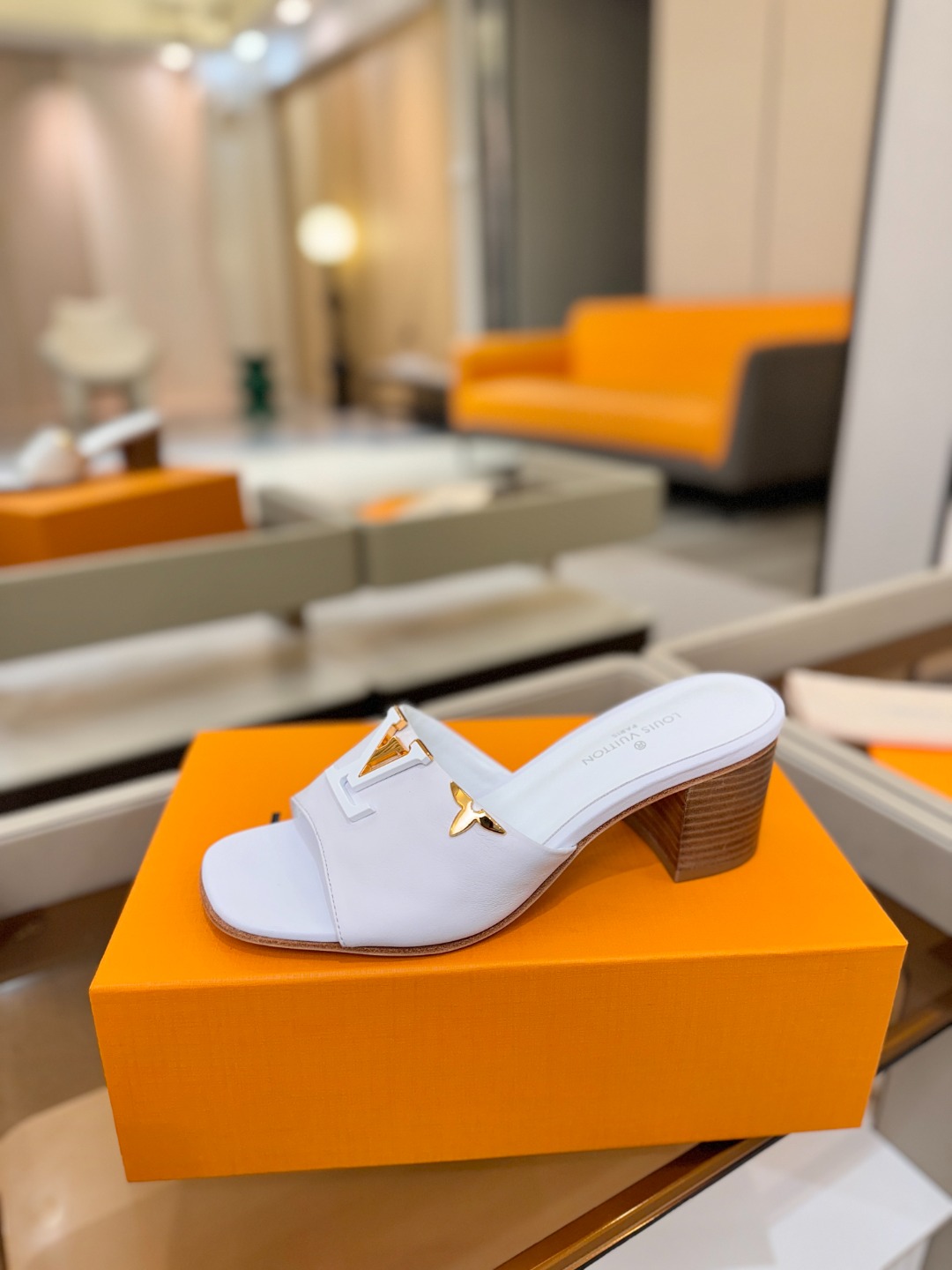 L✔️家 春夏款专柜走秀官网系列、同步更新、完美楦型+大V扣电镀两层设计、再现经典、工艺及其复杂、走路不