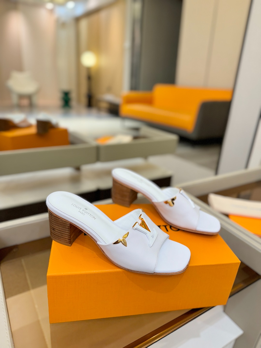 L✔️家 春夏款专柜走秀官网系列、同步更新、完美楦型+大V扣电镀两层设计、再现经典、工艺及其复杂、走路不