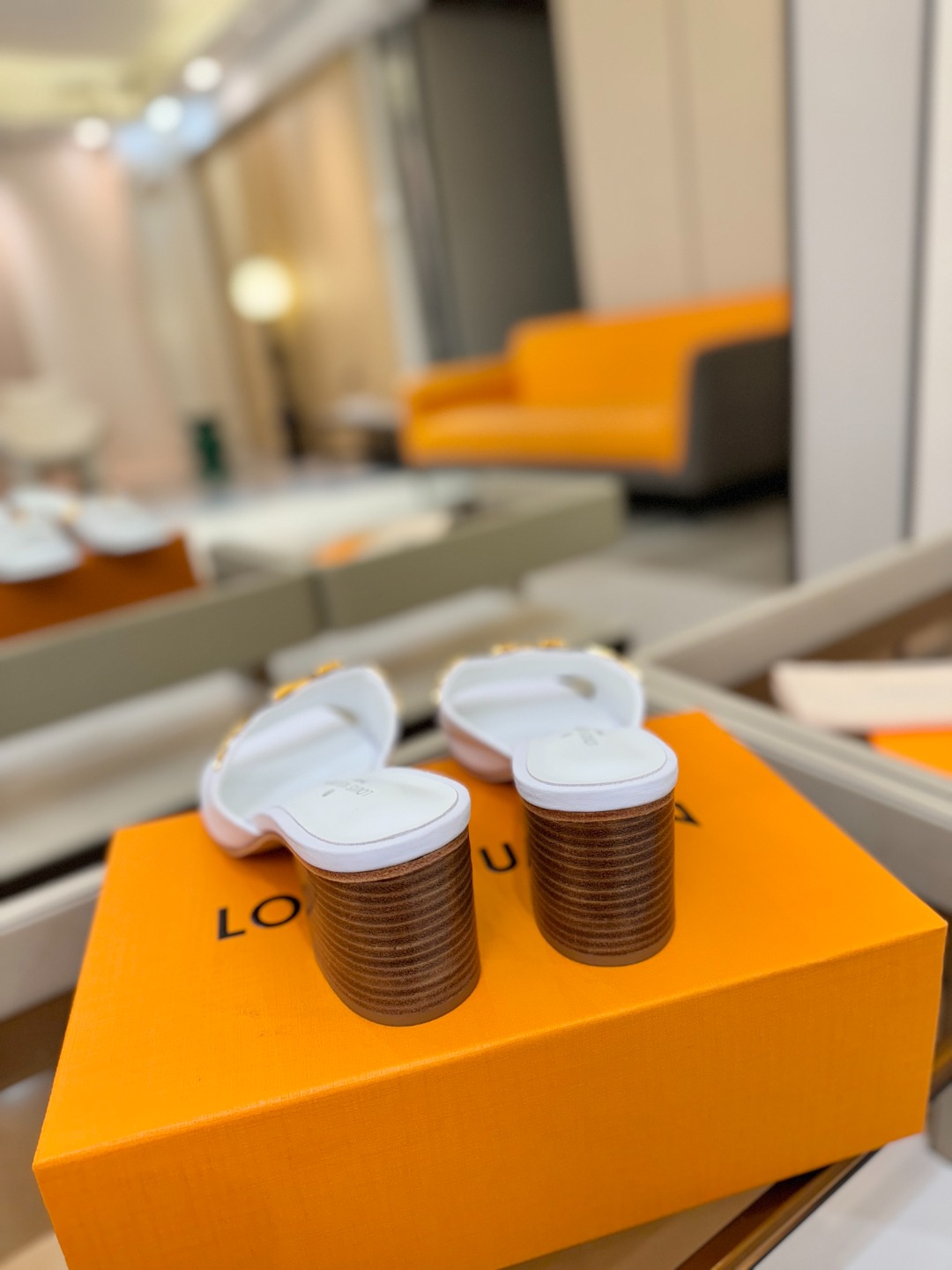 L✔️家 春夏款专柜走秀官网系列、同步更新、完美楦型+大V扣电镀两层设计、再现经典、工艺及其复杂、走路不