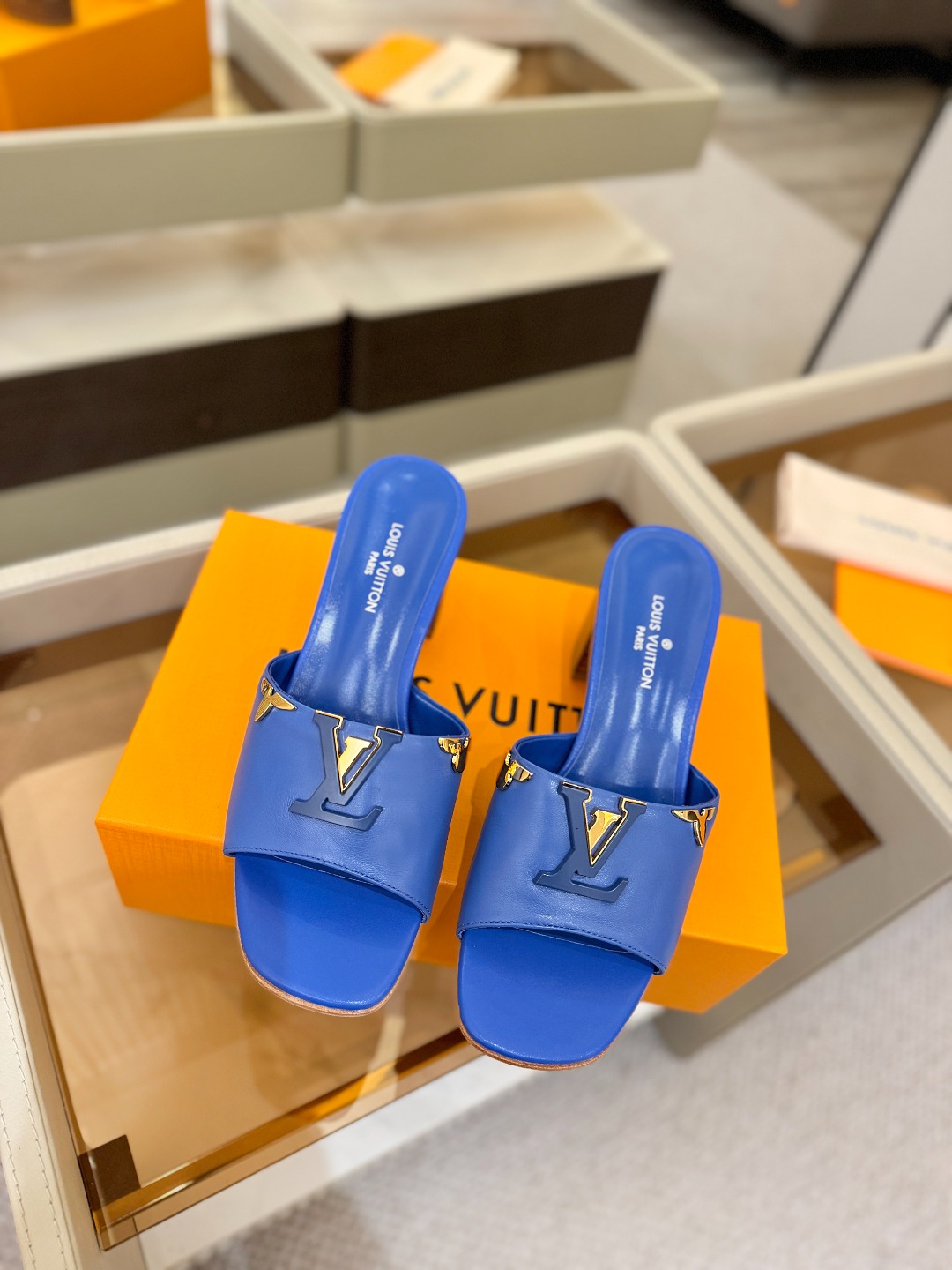 L✔️家 春夏款专柜走秀官网系列、同步更新、完美楦型+大V扣电镀两层设计、再现经典、工艺及其复杂、走路不