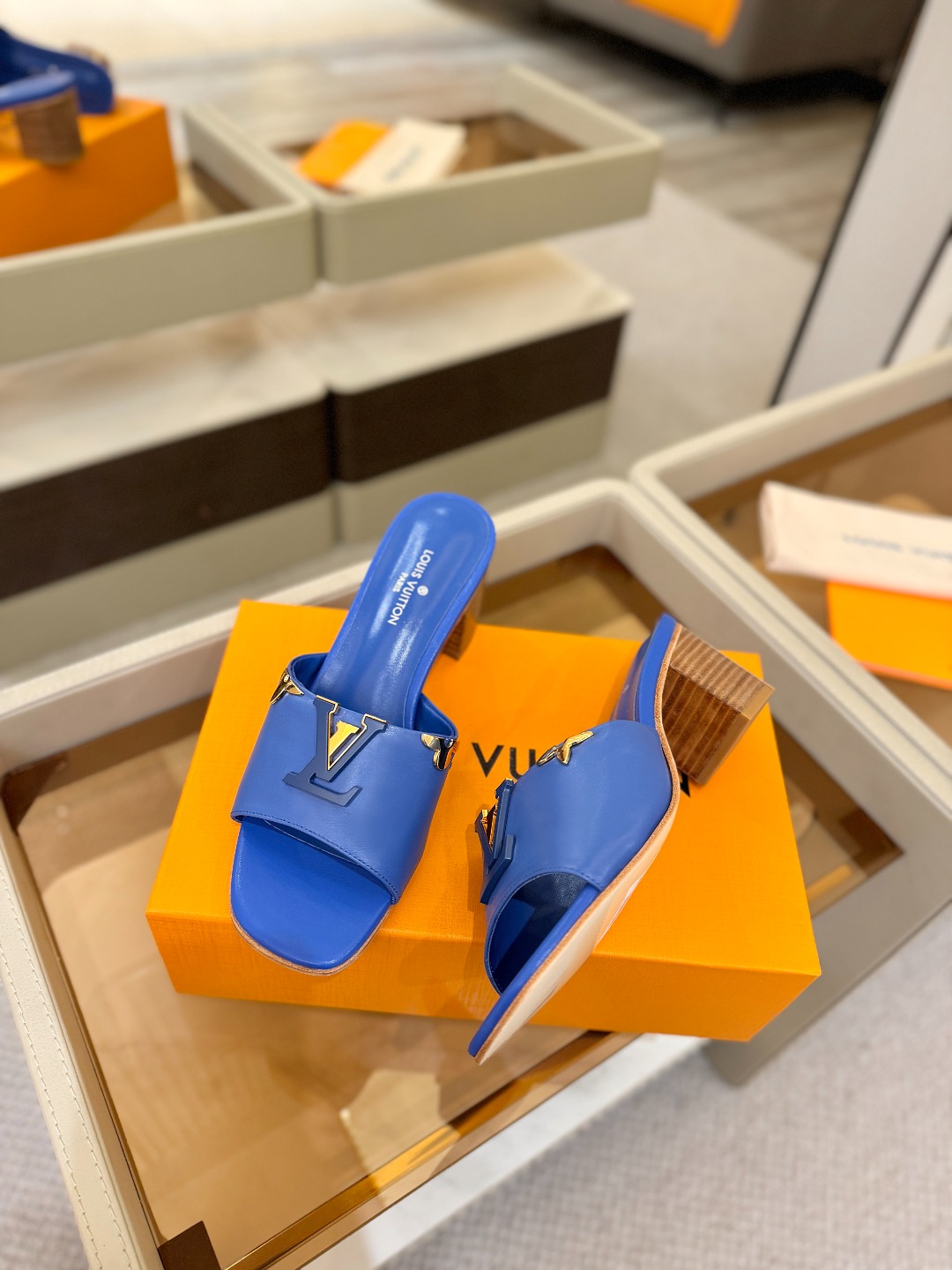 L✔️家 春夏款专柜走秀官网系列、同步更新、完美楦型+大V扣电镀两层设计、再现经典、工艺及其复杂、走路不