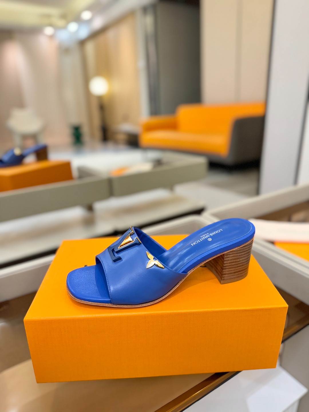 L✔️家 春夏款专柜走秀官网系列、同步更新、完美楦型+大V扣电镀两层设计、再现经典、工艺及其复杂、走路不