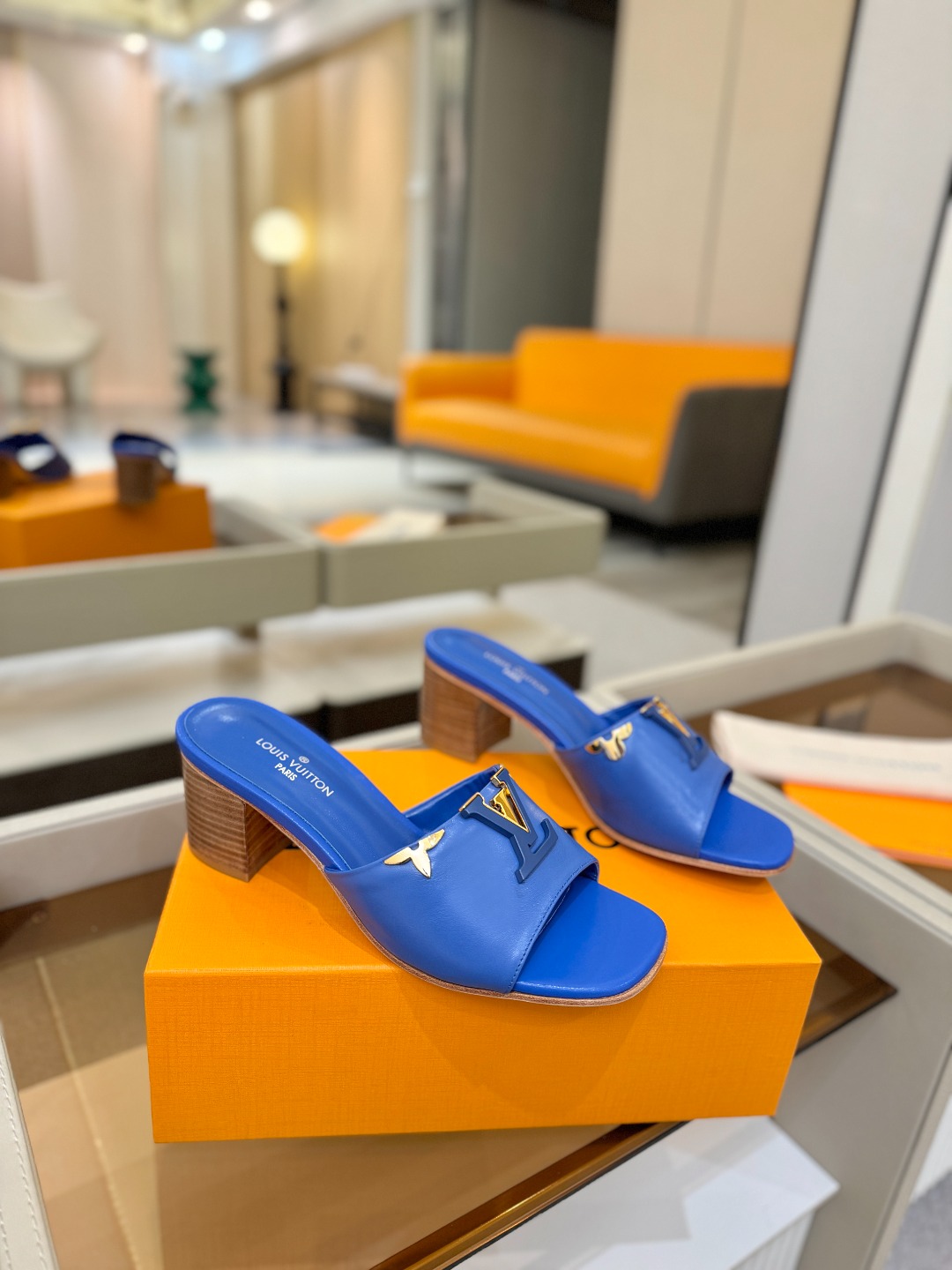 L✔️家 春夏款专柜走秀官网系列、同步更新、完美楦型+大V扣电镀两层设计、再现经典、工艺及其复杂、走路不