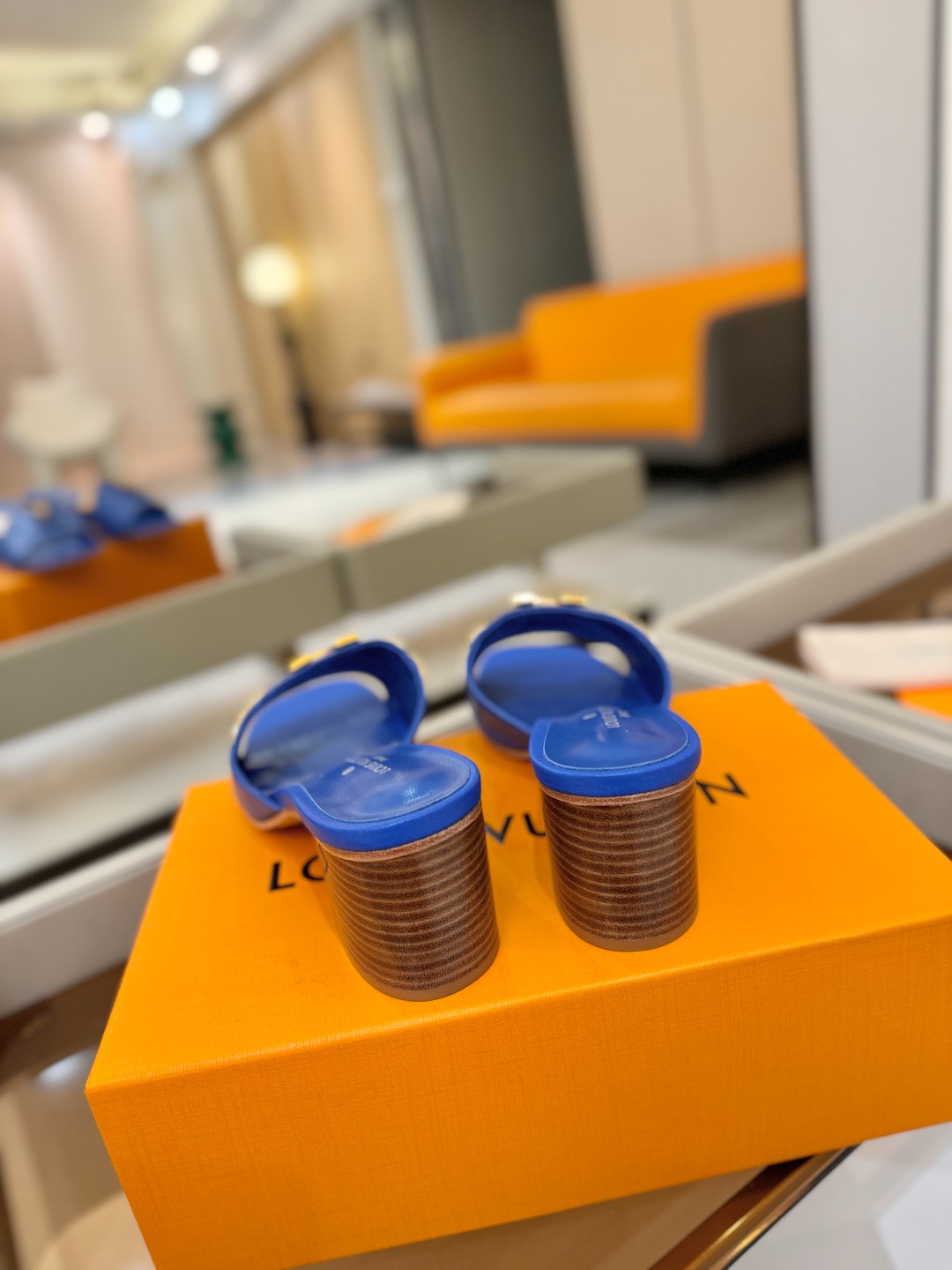 L✔️家 春夏款专柜走秀官网系列、同步更新、完美楦型+大V扣电镀两层设计、再现经典、工艺及其复杂、走路不