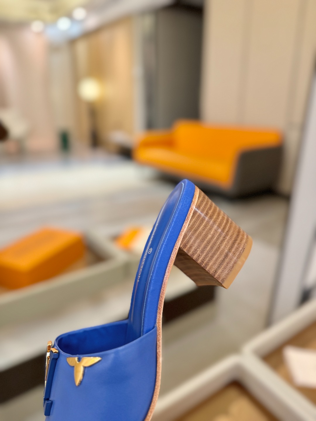 L✔️家 春夏款专柜走秀官网系列、同步更新、完美楦型+大V扣电镀两层设计、再现经典、工艺及其复杂、走路不