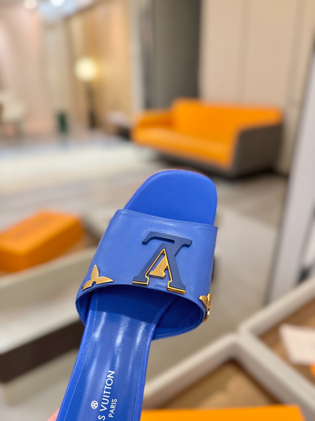 L✔️家 春夏款专柜走秀官网系列、同步更新、完美楦型+大V扣电镀两层设计、再现经典、工艺及其复杂、走路不