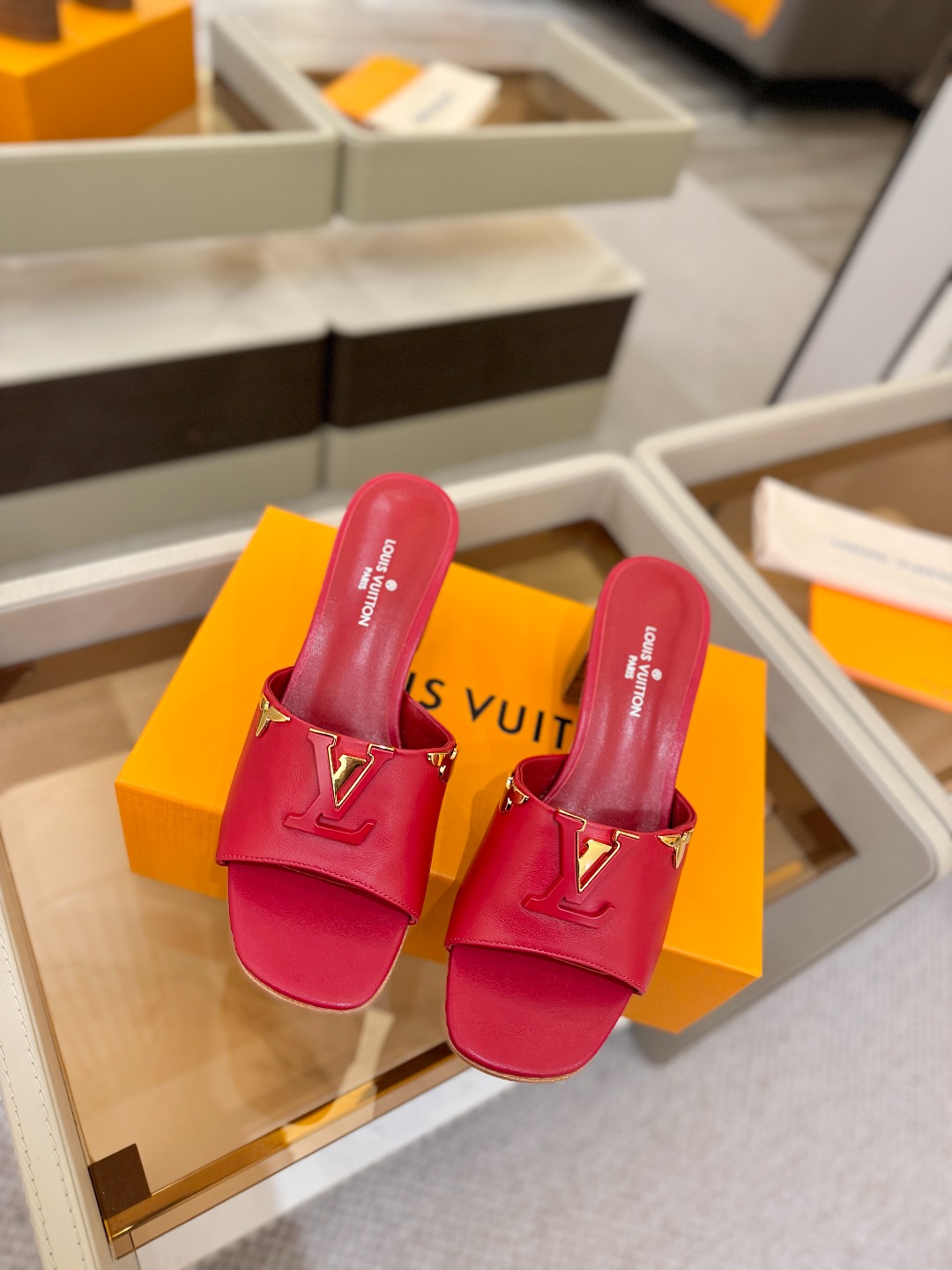 L✔️家 春夏款专柜走秀官网系列、同步更新、完美楦型+大V扣电镀两层设计、再现经典、工艺及其复杂、走路不