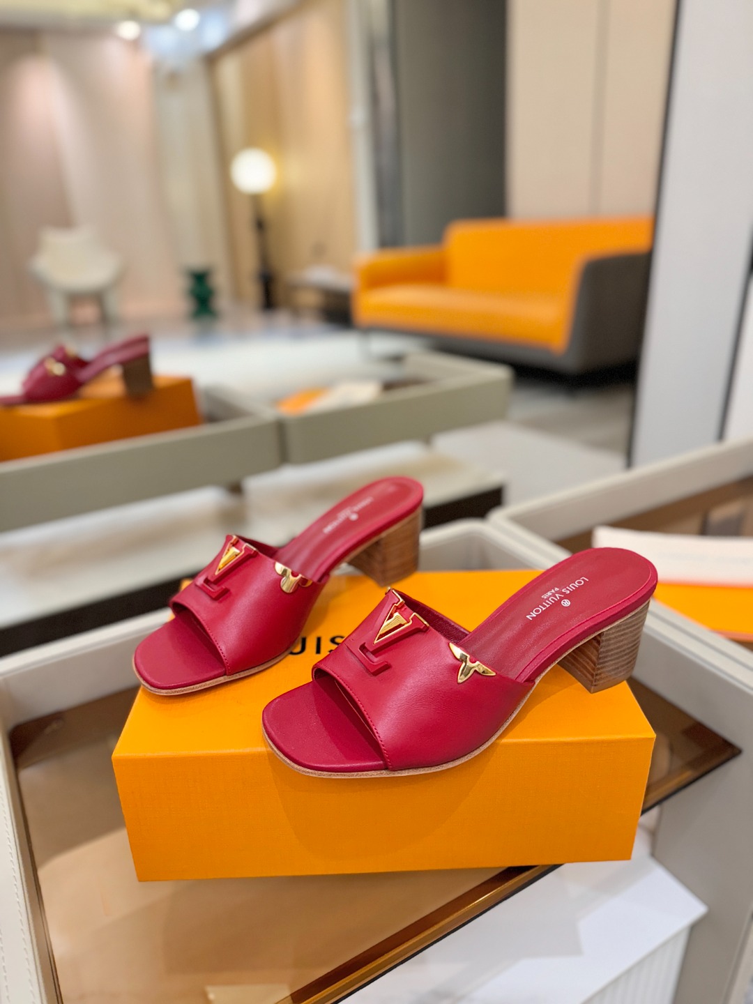 L✔️家 春夏款专柜走秀官网系列、同步更新、完美楦型+大V扣电镀两层设计、再现经典、工艺及其复杂、走路不