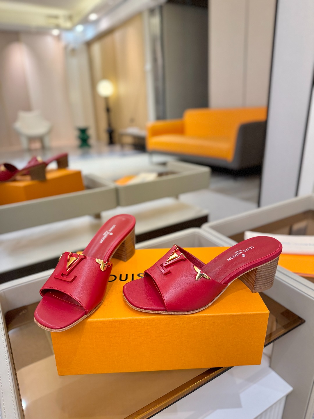 L✔️家 春夏款专柜走秀官网系列、同步更新、完美楦型+大V扣电镀两层设计、再现经典、工艺及其复杂、走路不