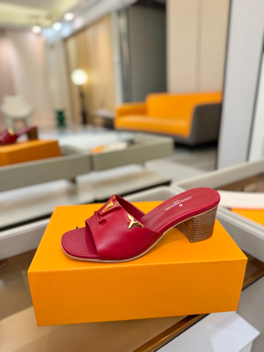 L✔️家 春夏款专柜走秀官网系列、同步更新、完美楦型+大V扣电镀两层设计、再现经典、工艺及其复杂、走路不