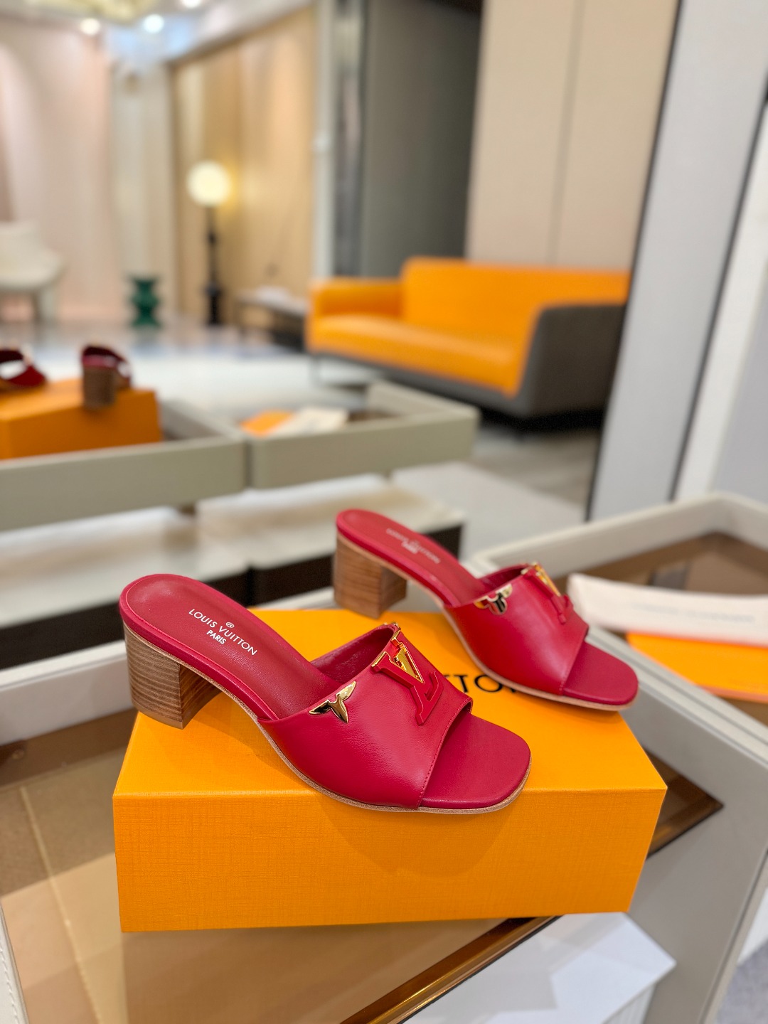 L✔️家 春夏款专柜走秀官网系列、同步更新、完美楦型+大V扣电镀两层设计、再现经典、工艺及其复杂、走路不