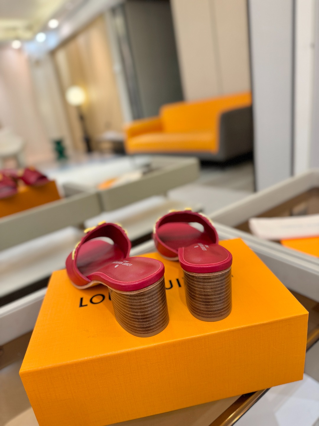 L✔️家 春夏款专柜走秀官网系列、同步更新、完美楦型+大V扣电镀两层设计、再现经典、工艺及其复杂、走路不