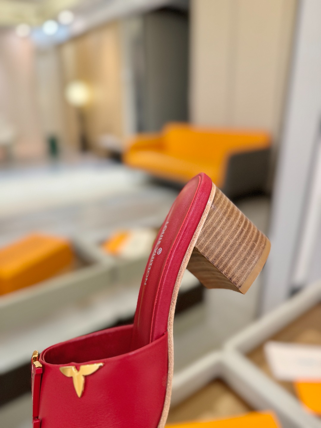 L✔️家 春夏款专柜走秀官网系列、同步更新、完美楦型+大V扣电镀两层设计、再现经典、工艺及其复杂、走路不