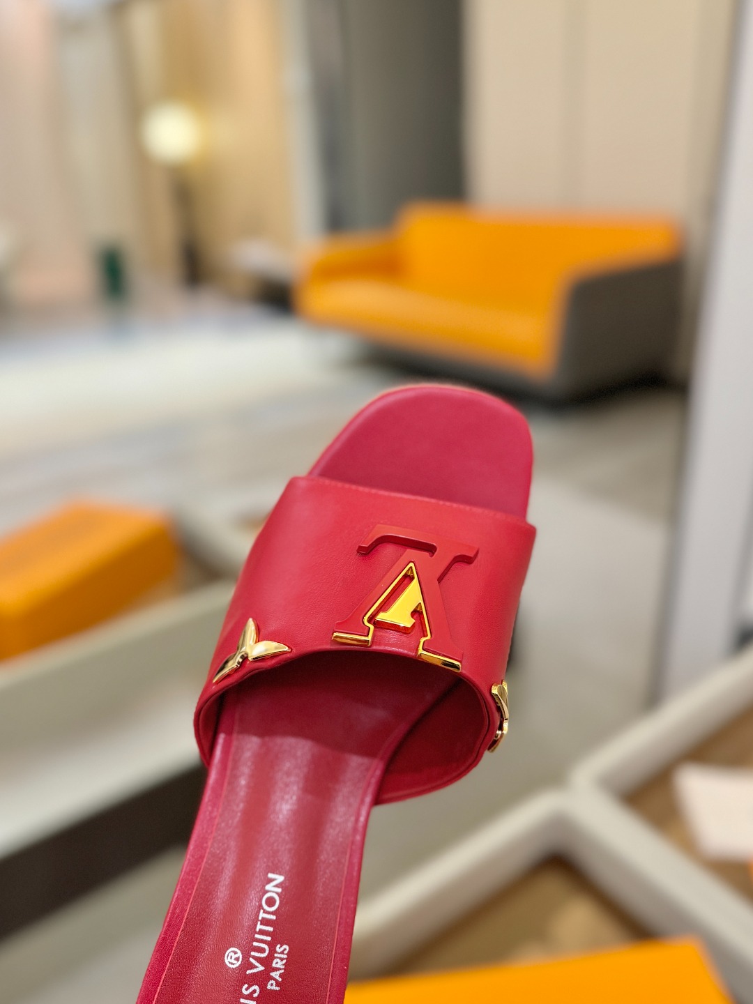 L✔️家 春夏款专柜走秀官网系列、同步更新、完美楦型+大V扣电镀两层设计、再现经典、工艺及其复杂、走路不