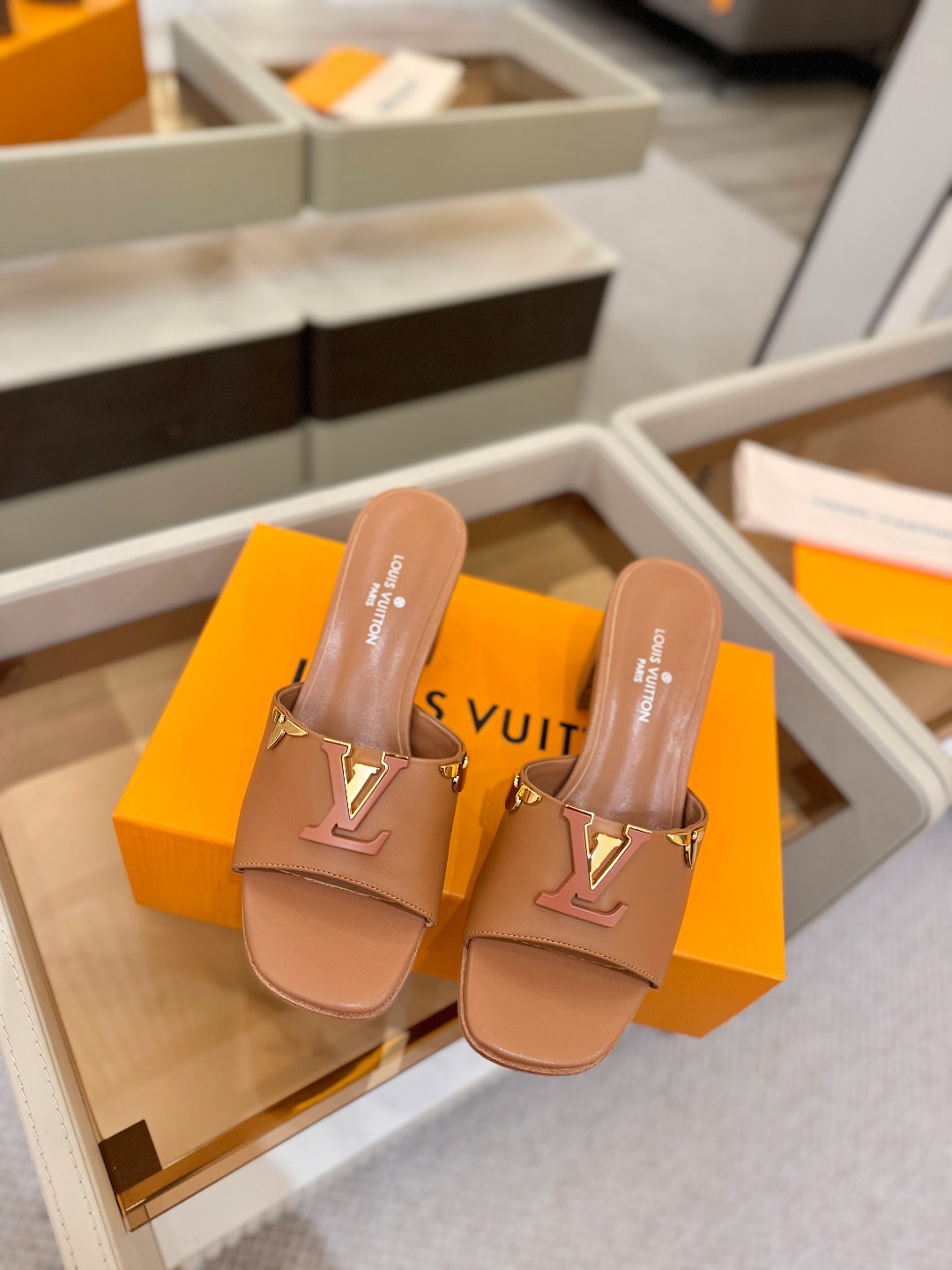 L✔️家 春夏款专柜走秀官网系列、同步更新、完美楦型+大V扣电镀两层设计、再现经典、工艺及其复杂、走路不