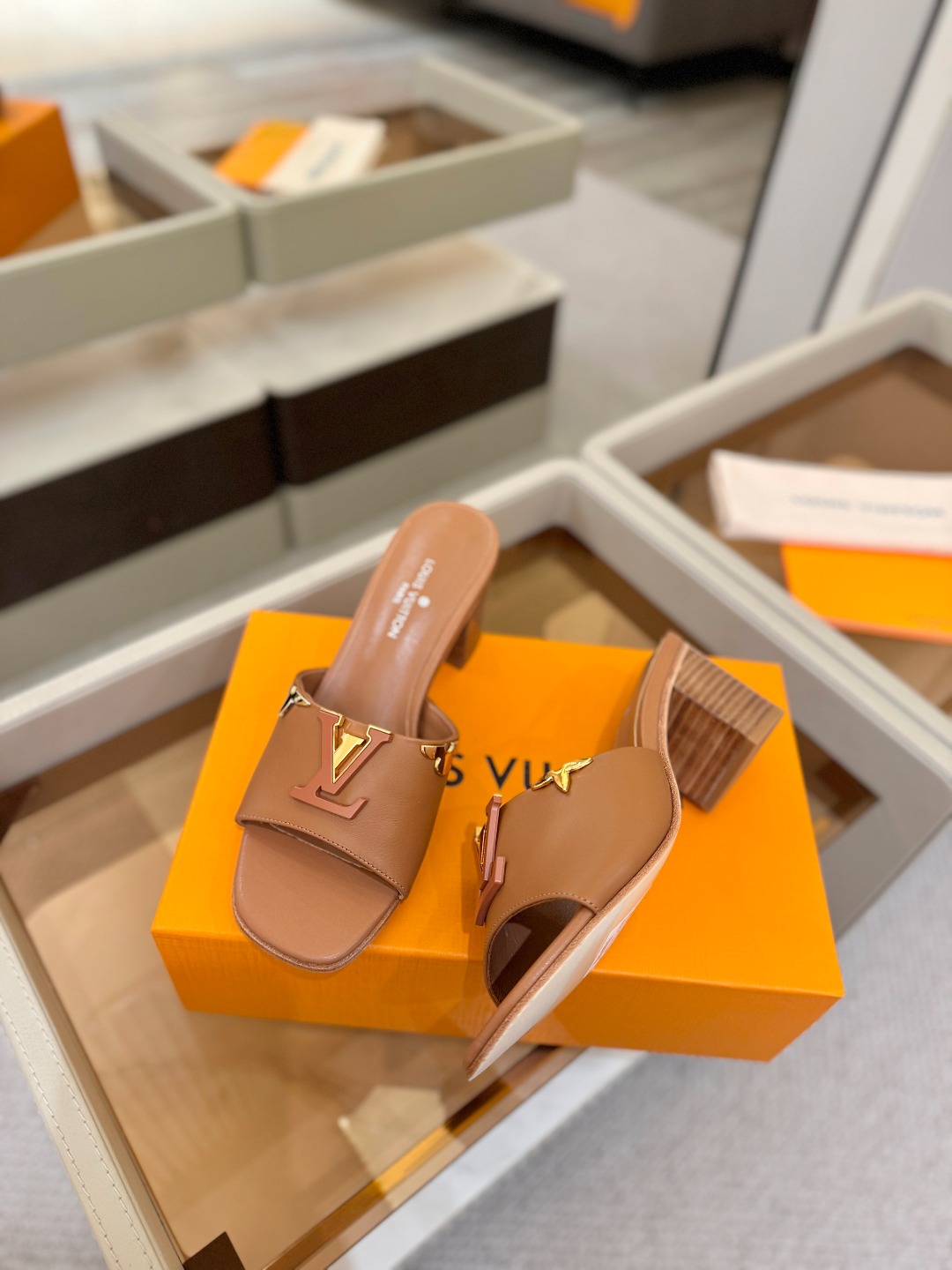 L✔️家 春夏款专柜走秀官网系列、同步更新、完美楦型+大V扣电镀两层设计、再现经典、工艺及其复杂、走路不