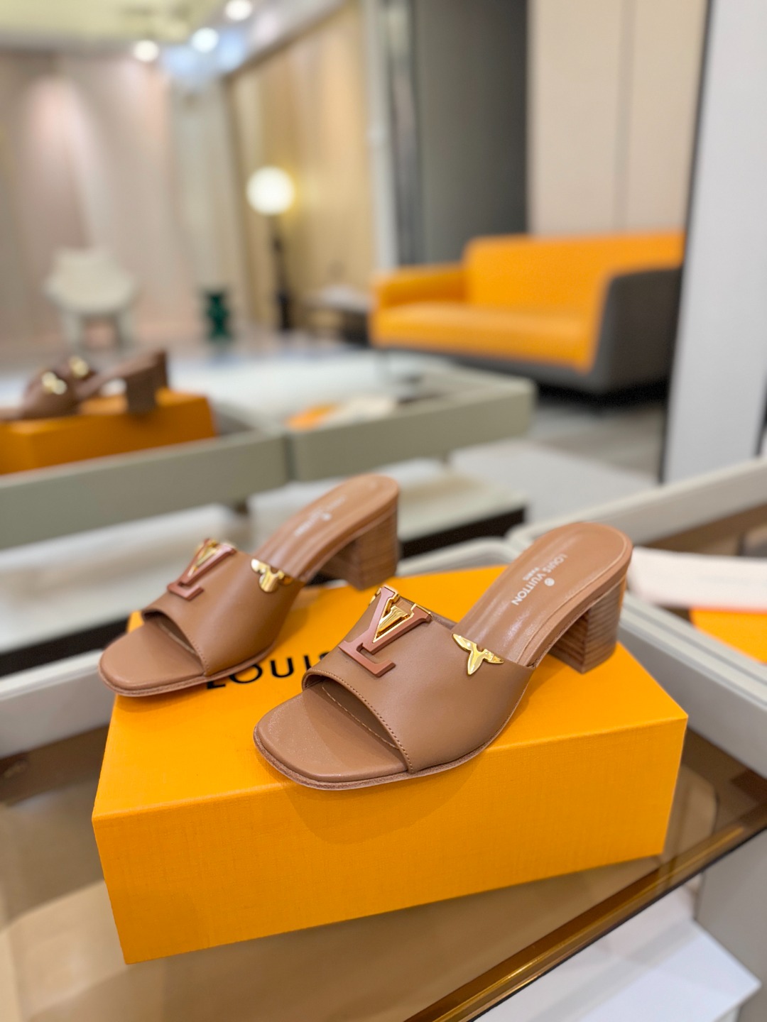 L✔️家 春夏款专柜走秀官网系列、同步更新、完美楦型+大V扣电镀两层设计、再现经典、工艺及其复杂、走路不