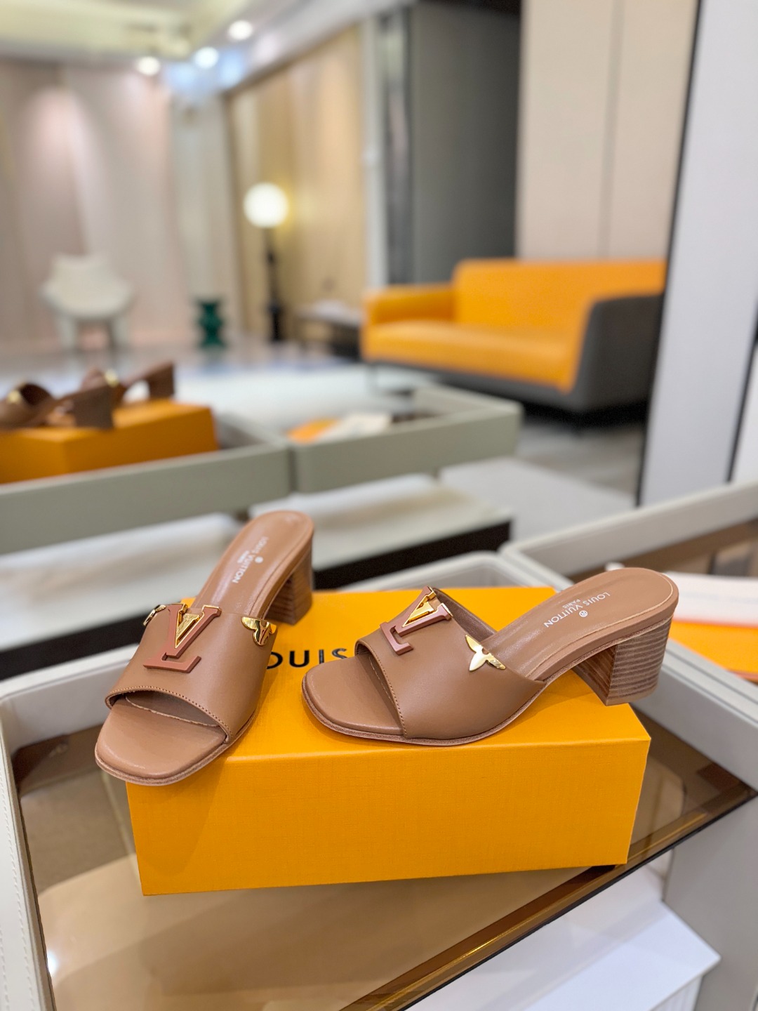 L✔️家 春夏款专柜走秀官网系列、同步更新、完美楦型+大V扣电镀两层设计、再现经典、工艺及其复杂、走路不