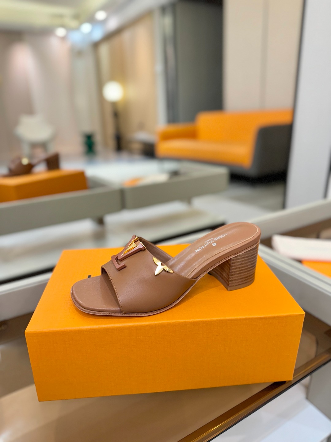 L✔️家 春夏款专柜走秀官网系列、同步更新、完美楦型+大V扣电镀两层设计、再现经典、工艺及其复杂、走路不