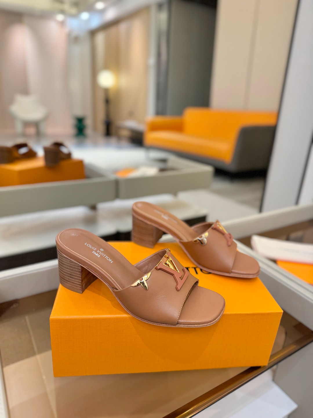 L✔️家 春夏款专柜走秀官网系列、同步更新、完美楦型+大V扣电镀两层设计、再现经典、工艺及其复杂、走路不