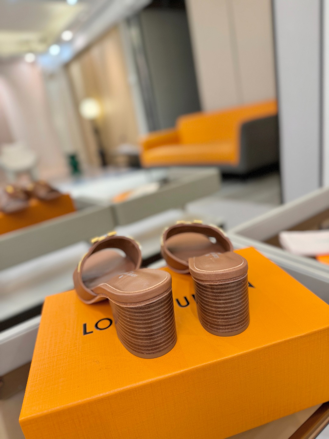 L✔️家 春夏款专柜走秀官网系列、同步更新、完美楦型+大V扣电镀两层设计、再现经典、工艺及其复杂、走路不