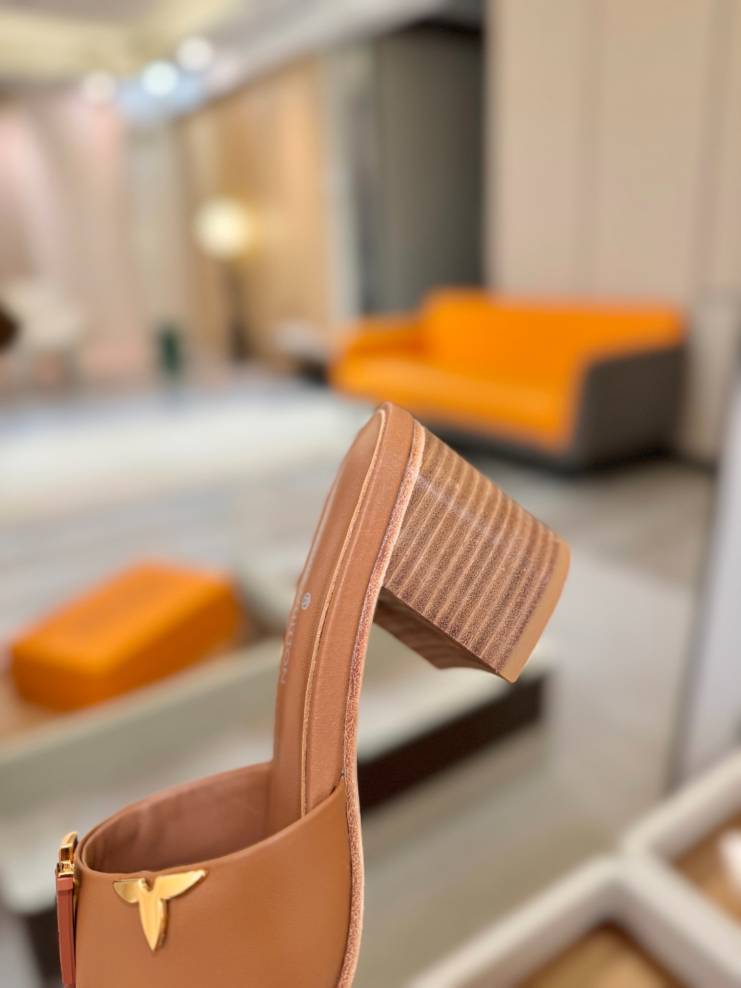 L✔️家 春夏款专柜走秀官网系列、同步更新、完美楦型+大V扣电镀两层设计、再现经典、工艺及其复杂、走路不