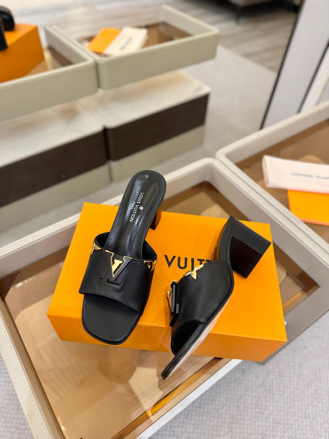 L✔️家 春夏款专柜走秀官网系列、同步更新、完美楦型+大V扣电镀两层设计、再现经典、工艺及其复杂、走路不