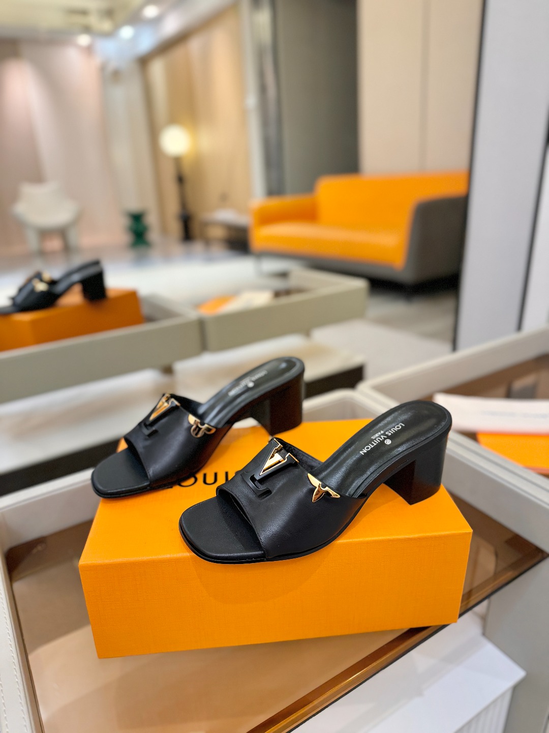 L✔️家 春夏款专柜走秀官网系列、同步更新、完美楦型+大V扣电镀两层设计、再现经典、工艺及其复杂、走路不