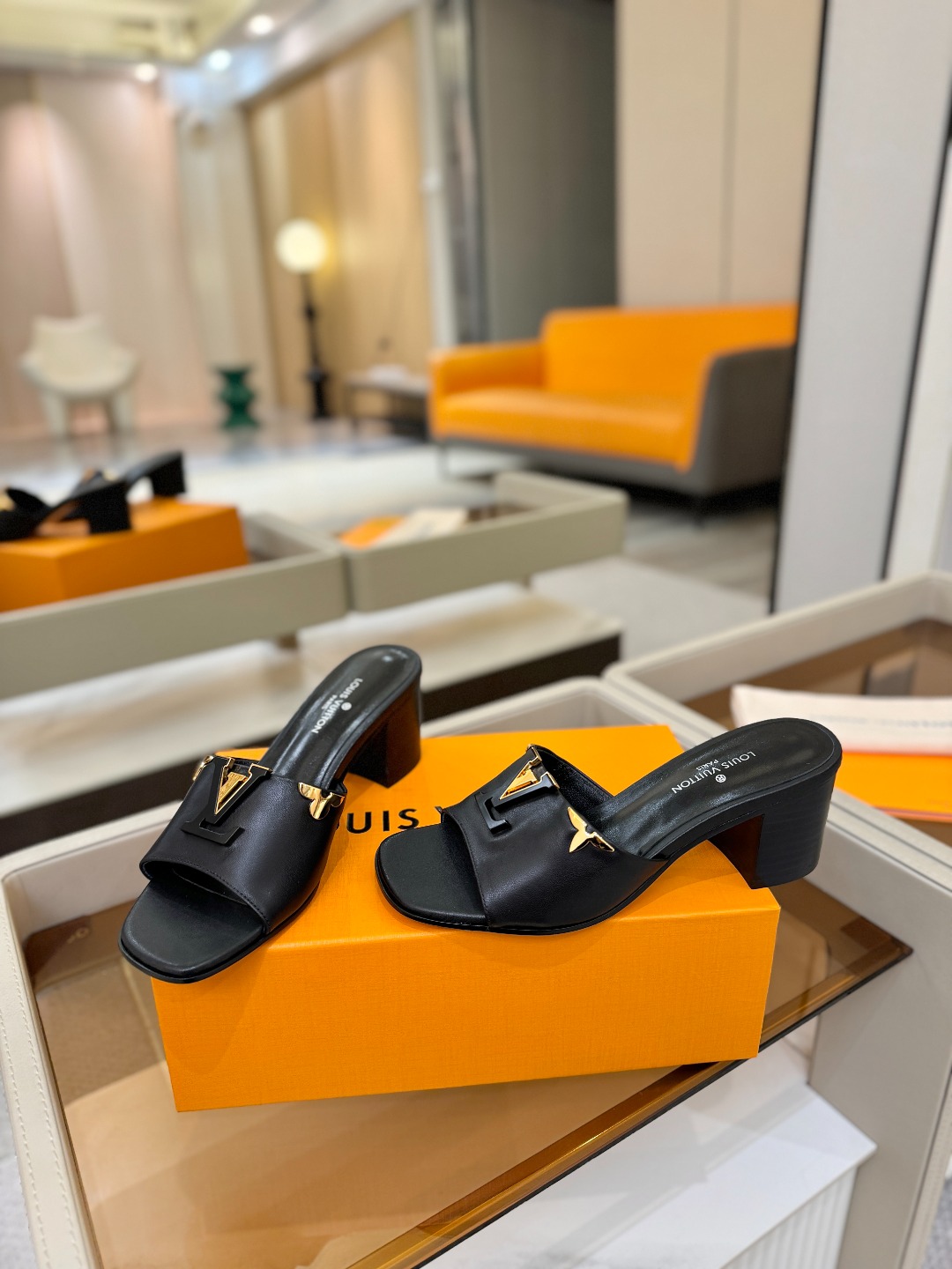 L✔️家 春夏款专柜走秀官网系列、同步更新、完美楦型+大V扣电镀两层设计、再现经典、工艺及其复杂、走路不