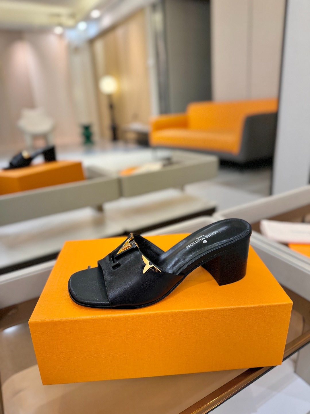 L✔️家 春夏款专柜走秀官网系列、同步更新、完美楦型+大V扣电镀两层设计、再现经典、工艺及其复杂、走路不