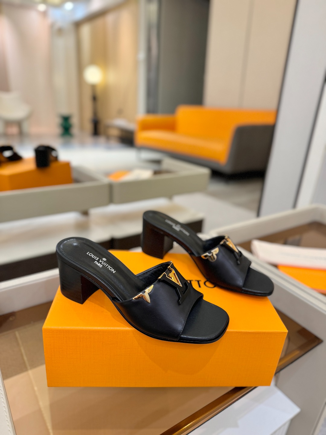 L✔️家 春夏款专柜走秀官网系列、同步更新、完美楦型+大V扣电镀两层设计、再现经典、工艺及其复杂、走路不