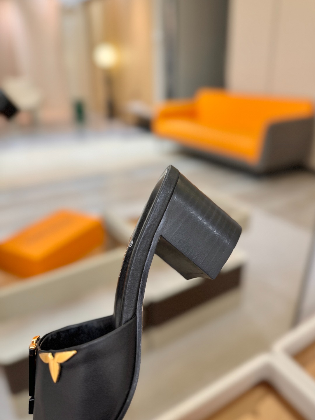 L✔️家 春夏款专柜走秀官网系列、同步更新、完美楦型+大V扣电镀两层设计、再现经典、工艺及其复杂、走路不