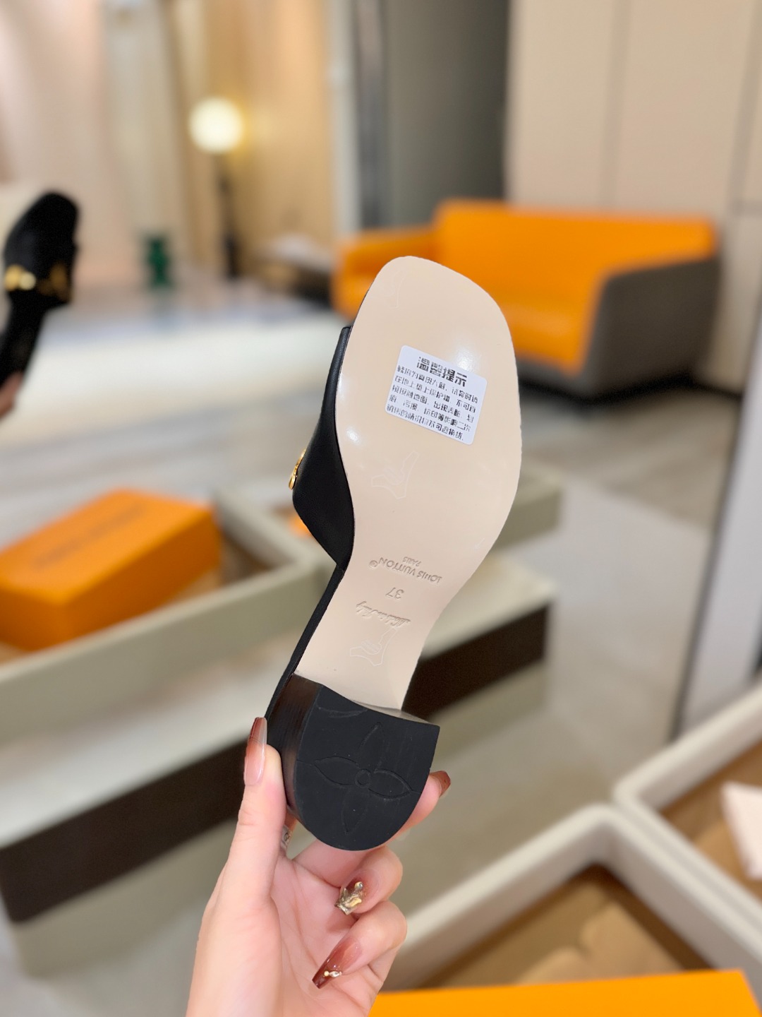 L✔️家 春夏款专柜走秀官网系列、同步更新、完美楦型+大V扣电镀两层设计、再现经典、工艺及其复杂、走路不