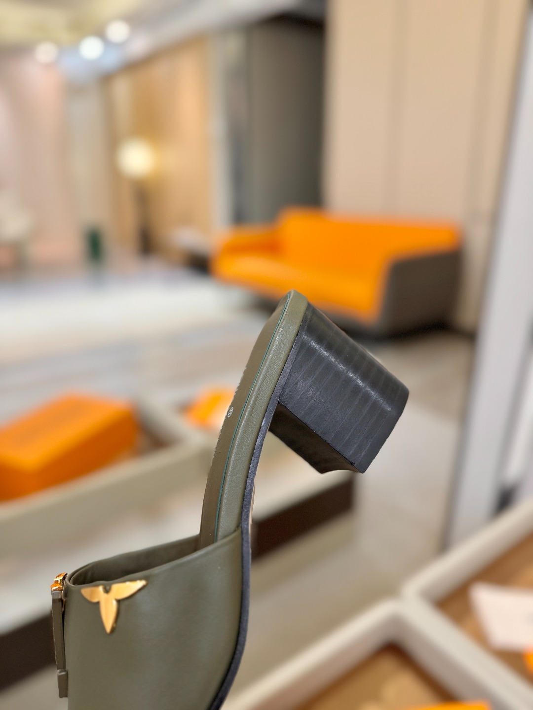 L✔️家 春夏款专柜走秀官网系列、同步更新、完美楦型+大V扣电镀两层设计、再现经典、工艺及其复杂、走路不